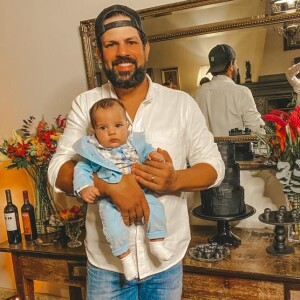 Sorocaba posou com filho, Theo, em jantar de aniversário