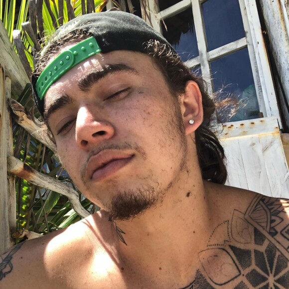 Whindersson Nunes coloca brinco antes de viagem ao México