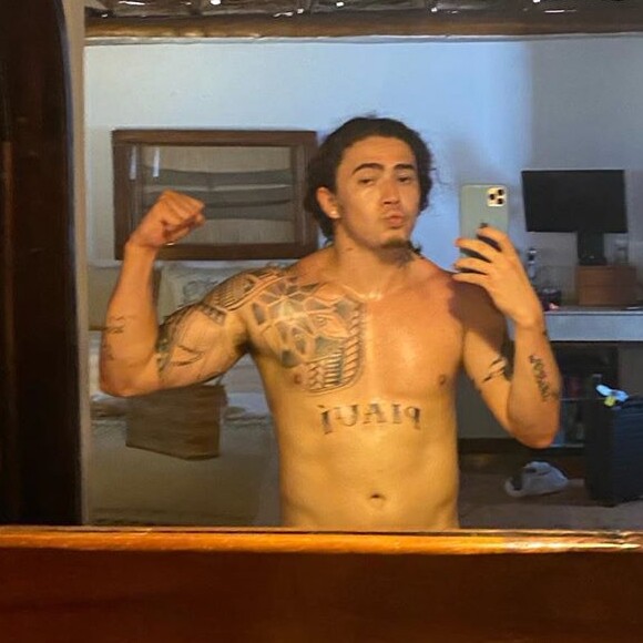 Whindersson Nunes agita fãs com bolsa de palha na cama de hotel no México