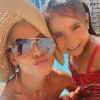 Deborah Secco curte piscina com filha, Maria Flor