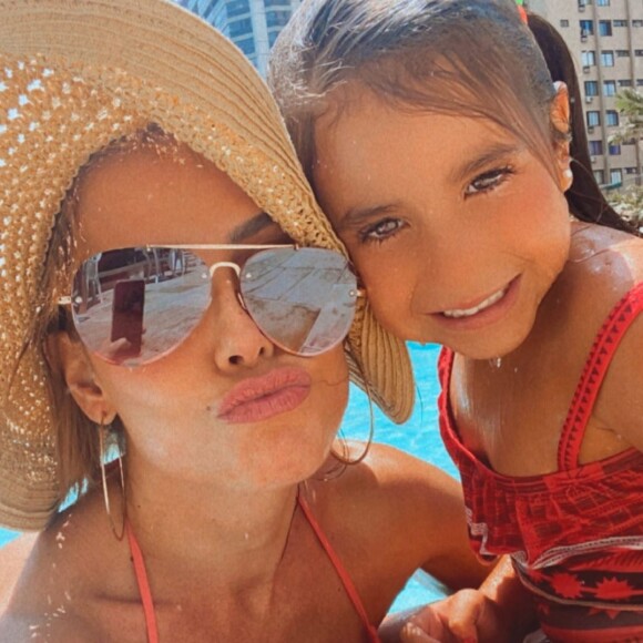 Deborah Secco curte piscina com filha, Maria Flor