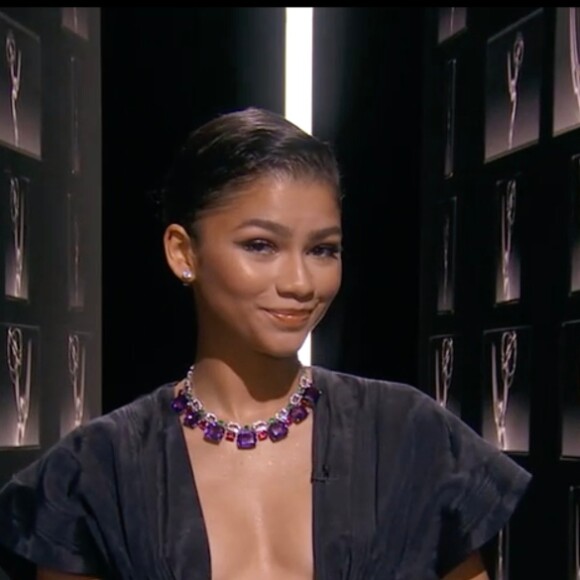 Veja looks das famosas no Emmy 2020!