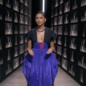 Vestido de Zendaya no Emmy 2020 é do Christopher John Rogers com sapatos Louboutin e joias Bulgari