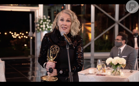Veja looks de Catherine O'Hara no Emmy 2020 é assinado por Valentino