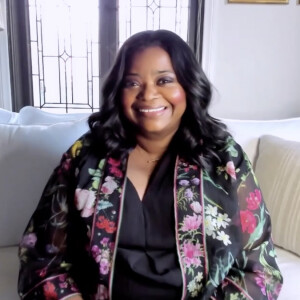 Octavia Spencer usa pijama Emmy 2020 assinado por Tadashi Shoji