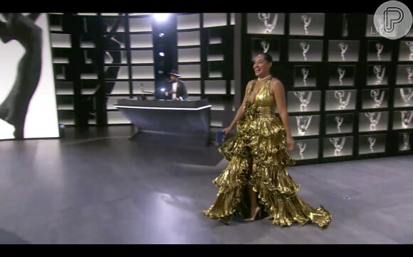 Vestido de Tracee Ellis Ross no Emmy 2020 tem babados e tom metalizado. O look é assinado por Alexandre Vauthier