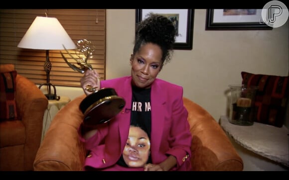 2º look de Regina King no Emmy 2020 tem terno com blusa com homenagem a Breonna Taylor, americana morta por policiais