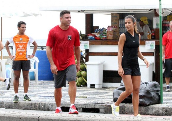 Ronaldo e sua namorada, Paula Morais, fazem atividade física no Leblon, RJ