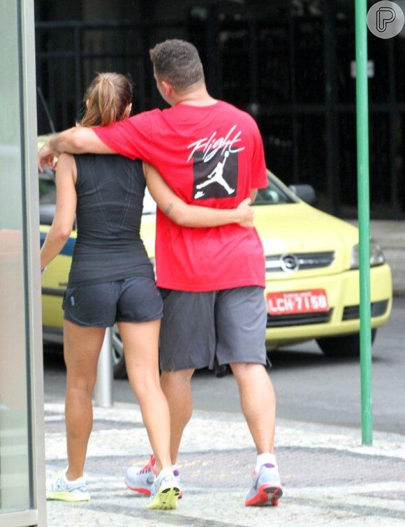 Ronaldo e Paula Morais voltam para casa abraçadinhos