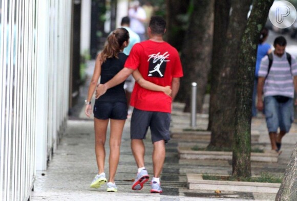 Ronaldo e Paula Morais se exercitam e namoram no Leblon, na zona sul do Rio