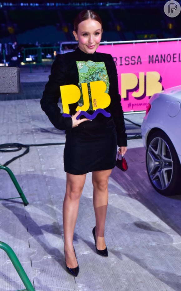 Larissa Manoela usa vestido feito sob medida no 'Prêmio Jovem 2020'