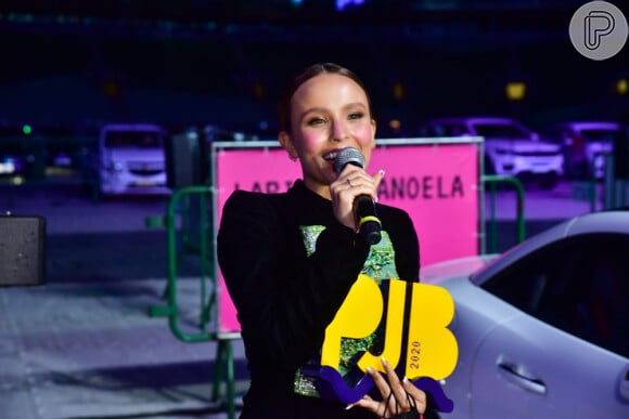 Larissa Manoela elege make glow e rabo de cavalo baixo para 'Prêmio Jovem 2020'
