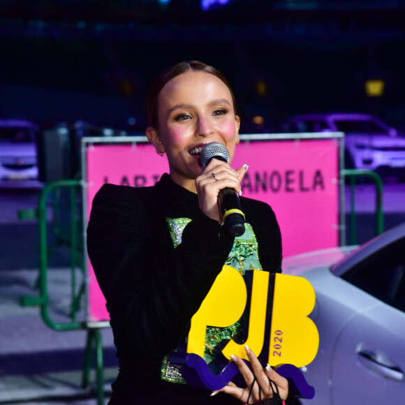 Larissa Manoela elege make glow e rabo de cavalo baixo para 'Prêmio Jovem 2020'