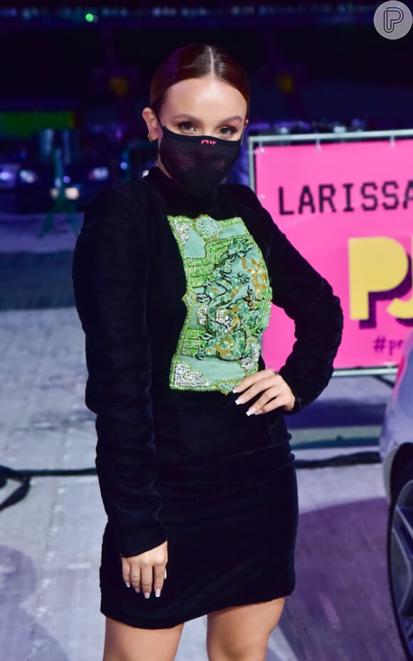 Larissa Manoela usa vestido curto com ombreira e gola alta no 'Prêmio Jovem 2020'