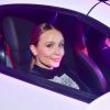 Larissa Manoela assiste 'Prêmio Jovem 2020' dentro do carro