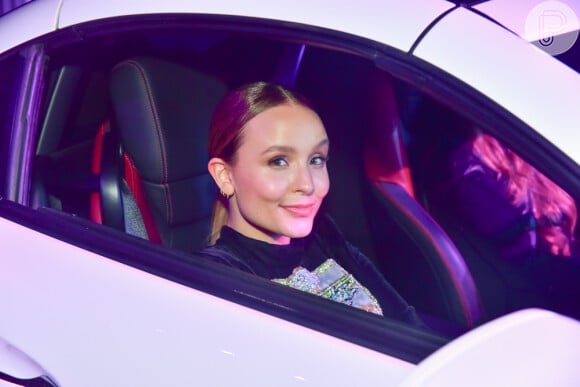 Larissa Manoela assiste 'Prêmio Jovem 2020' dentro do carro