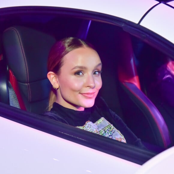 Larissa Manoela assiste 'Prêmio Jovem 2020' dentro do carro