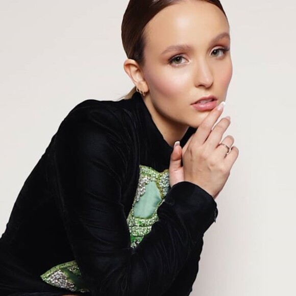 Larissa Manoela usa vestido estiloso de veludo em premiação