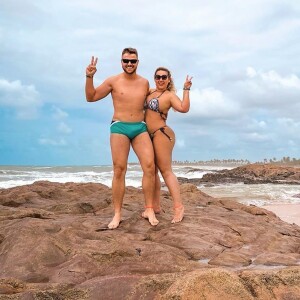 Zé Neto e mulher, Natália Toscano, divertiram fãs com foto na praia