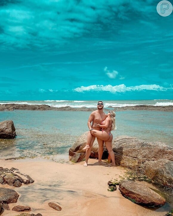Zé Neto e mulher, Natália Toscano, posaram abraçados em praia da Bahia