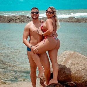 Zé Neto e mulher, Natália Toscano, fazem foto na praia e pose anima web. Veja!