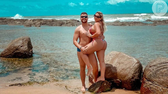 Zé Neto e mulher, Natália Toscano, fazem foto na praia e pose anima web. Veja!