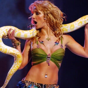 Britney Spears em performance no MTV Video Music Awards, em 2001