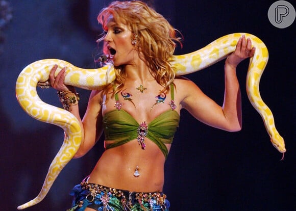 Britney Spears em performance no MTV Video Music Awards, em 2001
