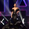 Bruna Marquezine usa vestido glam com laços e decote profundo no MTV MIAW