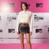 Bruna Marquezine combina saia de couro com cardigã e camisa da Alessandra Rich no MTV MIAW