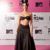 Bruna Marquezine usa top e saia longa da Alessandra Rich no MTV MIAW