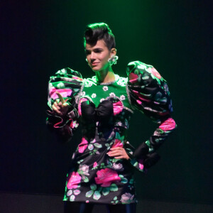 Bruna Marquezine aposta em vestido floral com legging no MTV MIAW!