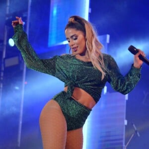 Anitta contou que o cabelo loiro que está usando é uma lace