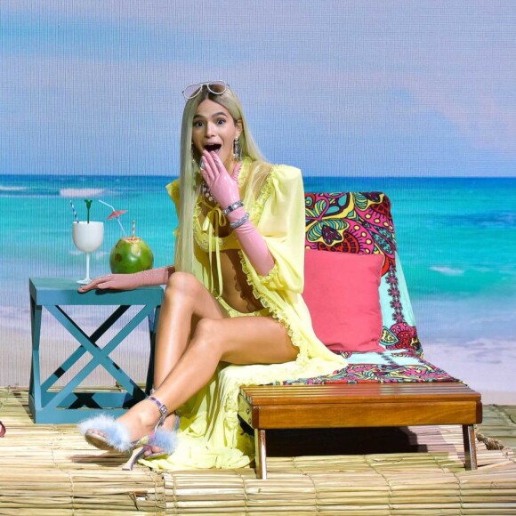 Bruna Marquezine postou um vídeo de biquíni e cabelo longo loiro nos bastidores do MTV Miaw