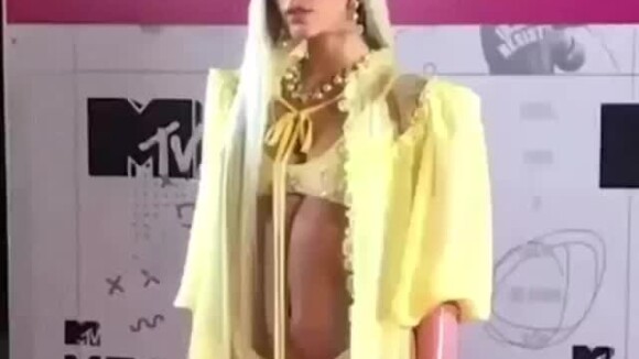 O corpo de Bruna Marquezine roubou a cena de biquíni no MTV Miaw