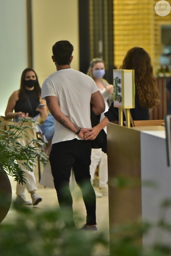 Rafa Kalimann e Daniel Caon foram flagrados de mãos dadas em dia de compras em shopping de São Paulo