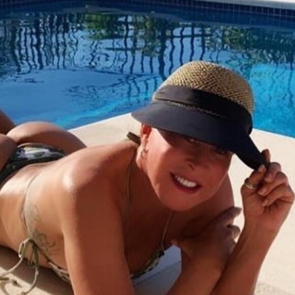Zilu Godoi exibe corpo enxuto em foto de biquíni