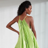 Vestido plissado de Simaria possui design amplo, alças finas e assimetria em suas pontas está à venda por R$ 1.149