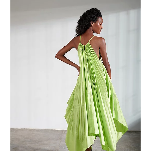 Vestido plissado de Simaria possui design amplo, alças finas e assimetria em suas pontas está à venda por R$ 1.149
