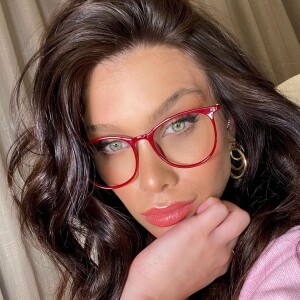 Flavia Pavanelli deixa cabelo loiro após 15 horas de transformação