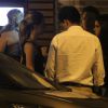 Michel Teló e Thais Fersoza conversam com um grupo de amigos após jantarem em um restaurante no Rio de Janeiro