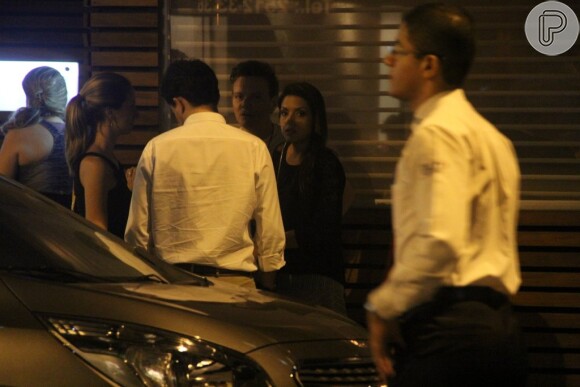 Recém-casados, Michel Teló e Thais Fersoza são flagrados em frente a restaurante no Rio