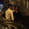 Recém-casados, Michel Teló e Thais Fersoza posam abraçados na porta de restaurante no Rio