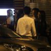 Recém-casados, Michel Teló e Thais Fersoza posam abraçados na saída de restaurante no Rio