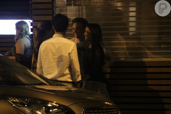 Recém-casados, Michel Teló e Thais Fersoza posam abraçados na saída de restaurante no Rio