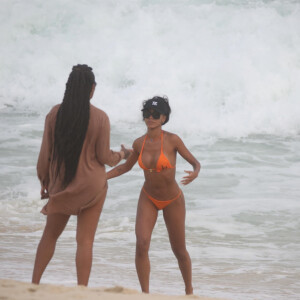 Ludmilla se diverte na praia com mulher, Brunna Gonçalves