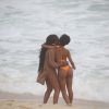Ludmilla dá beijo na mulher, Brunna Gonçalves, na praia