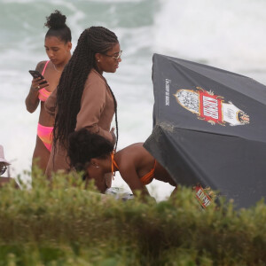 Ludmilla e Brunna Gonçalves são acompanhadas por amigos na praia