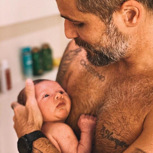 Filho mais novo de Giovanna Ewbank e Bruno Gagliasso completa 3 meses