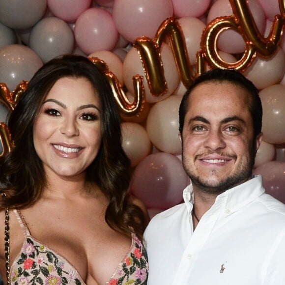 Após imprevisto, Andressa Miranda e Thammy Miranda puderam comemorar mêsversário do filho, Bento, com roupa de Capitão América